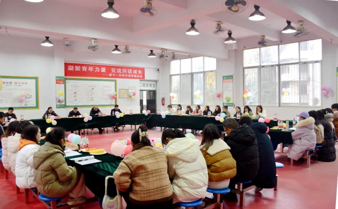 青年教師座談會(huì)現(xiàn)場(chǎng).jpg