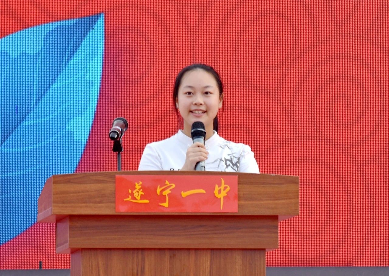 高一新生代表、高一（2）班唐雅琪發(fā)言.jpg