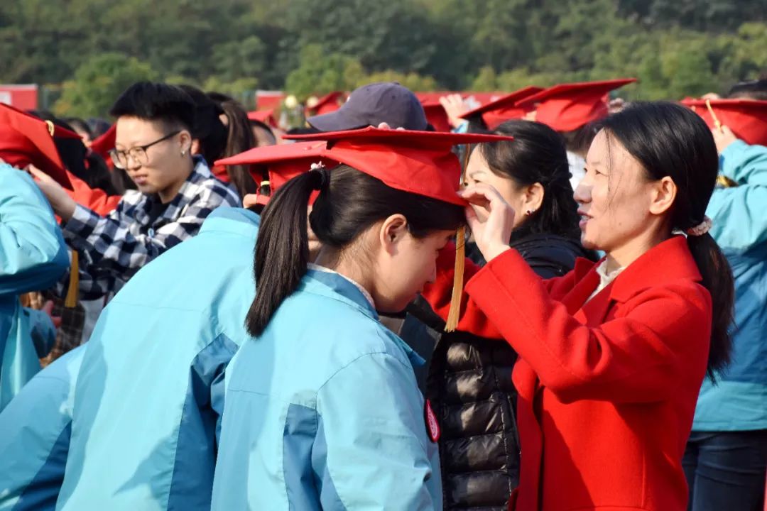 遂寧一中舉行高2024屆學(xué)生成人典禮